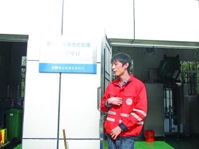 查晓刚在泔水处理工作间前。
