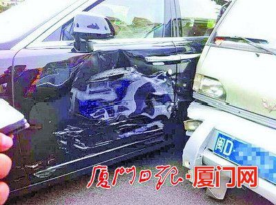 面包车把劳斯莱斯的两个车门撞凹了，警方估计维修费高达几十万。（网友“虫爸囧囧”供图）