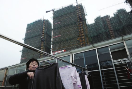 原本一天能晒干的衣服，现在要晒很多天。