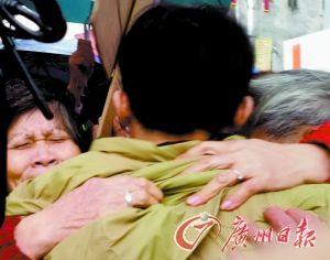 庄国星与家人紧紧拥抱在一起