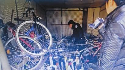 警方在现场收缴了大量被盗自行车 警方供图 