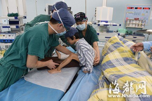 医生在检查小甜甜伤口