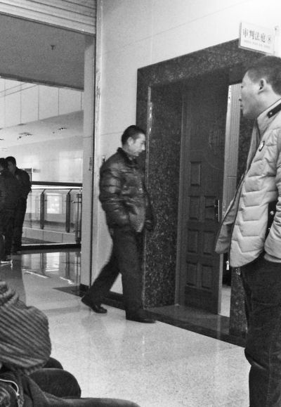 琳琳的父亲表情凝重地走进审判庭。