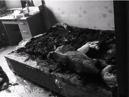 男子在自家床上被烧焦_手机新浪网