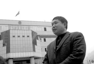 庭审结束后刘少斌走出法院。京华时报记者孟凡泽摄