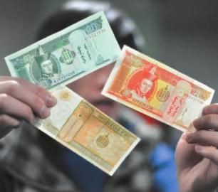 3张蒙古国纸币共价值人民币5分钱。新文化记者 吴廷 摄 