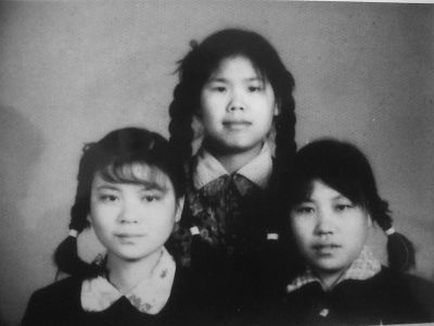 易秀珍（前右）与当年的工友在一起