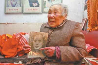 郑廉堂拿着丈夫蒋介民的遗像回忆往事