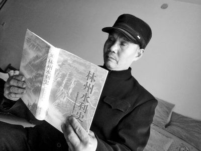  62岁的荥阳人周金彦为父亲周进的荣誉奔波      