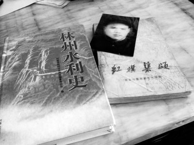 周进的照片和记录他救人事迹的书