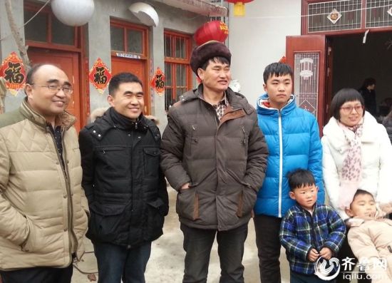   乔迁新居的朱之文全家迎来各家亲戚及邻居。