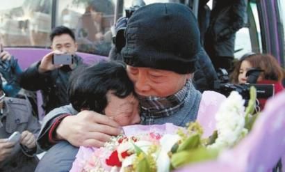 儿子回来了！图们市客运站前，吴淑荣和儿子樊海东相拥而泣 