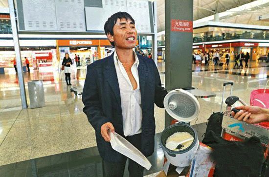 网络关于吴加友在香港机场煮米饭的照片
