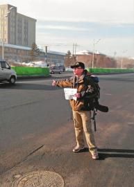 旅途中，他搭了近50辆车他说此行最大的收获是交了很多朋友而且感到了满满的正能量鹏飞供图 