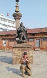 鹏飞在尼泊尔一处广场的留影 本组图片 鹏飞供图 