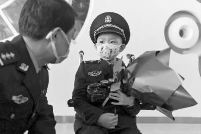 胡爱军和刘梓曦在交流 本组图片 新文化记者 王强 张英男 摄 