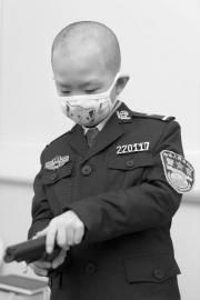 穿上警服，刘梓曦就进入了角色 