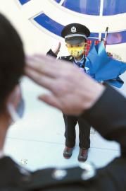 “下面我宣布，小梓曦可以正式履行‘荣誉警察’的职责了，维护好医院的平安和秩序。敬礼！”仪式结束后，吉林市公安局党组成员、指挥中心指挥长付长坤向刘梓曦下达了“指示” 新文化记者 张英男 摄 