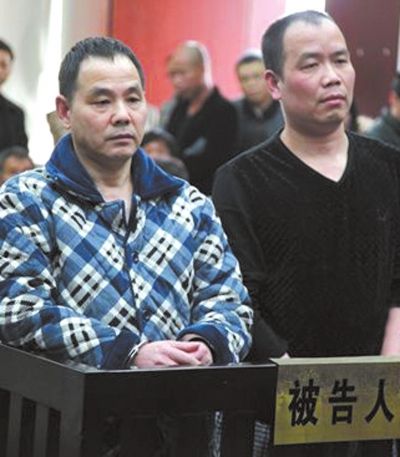 黄某某、缪某某在法庭上。网络图片