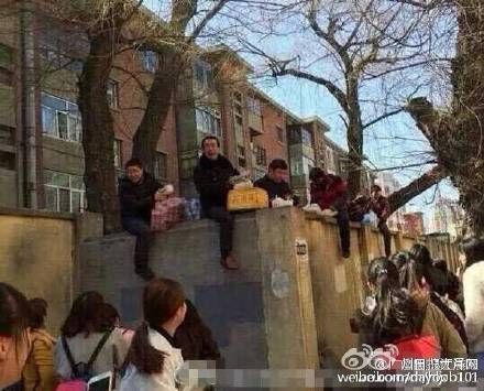 餐馆爬墙头给学生送餐