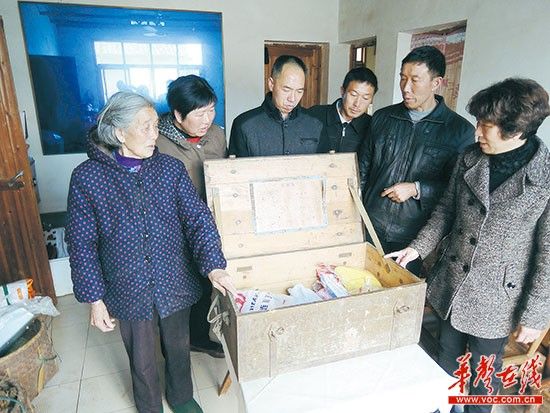 钟伟将军的后人守护着他的遗产——一口军用物资箱。本版照片均由湖南日报记者 徐亚平 通讯员 彭世民 摄影报道 