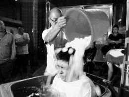 刺骨的冰水并未浇灭刘志强为病痛孩子筹款的热情。（受访人提供）