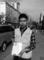 刘志强手中拿着的是“爱心家园”让大家传阅的《平凡的世界》，而他愿意以一个平凡人的身份为改变世界不懈努力。