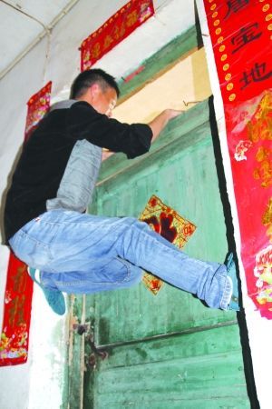 　余建生演示爬窗救人的经过