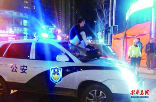 男子在警车上脱了裤子。