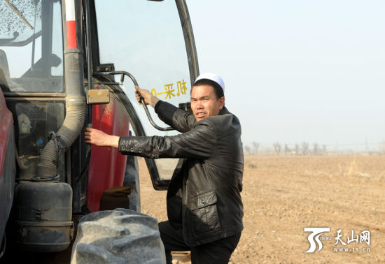 在昌吉市二六工镇广东户村，种地大户马举保准备驾驶他的拖拉机开始耕地
