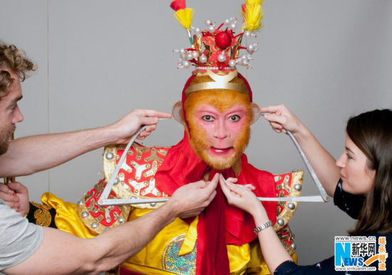 杜莎夫人蜡像馆专业制作团队于伦敦为六小龄童蜡像量身采集制作数据