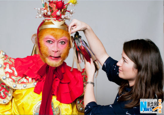 杜莎夫人蜡像馆专业制作团队为六小龄童蜡像制作采集发色样本 