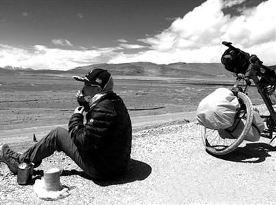 舒炜和妻子王思都是骑行爱好者，图为2012年舒炜在骑行新藏线时小憩。 