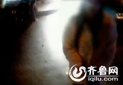 警方在马路边找到了独自哭泣的女子(视频截图)