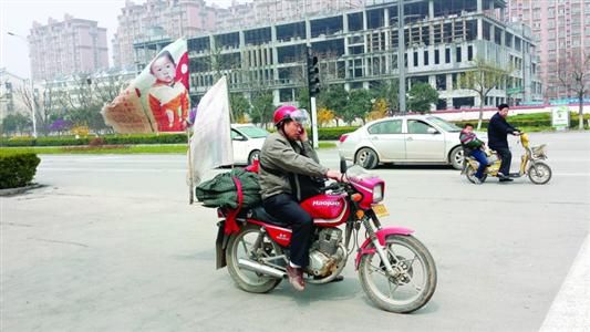 一辆摩托车、一面寻子旗，18年来，郭刚堂就这样骑行40万公里寻子。晨报首席记者　贺莉丹