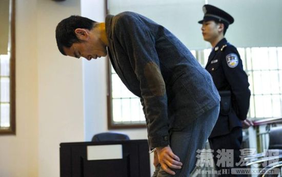 4月14日，芙蓉区法院，广西阳朔男子徐勇(化名)诈骗长沙女子吴丽(化名)20多万元一案正在庭审中，徐勇因腰椎关节移位身体不适，一直弯着腰。图/记者蒋丽梅