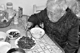 老季给老母亲做好的凉拌玉谷野菜