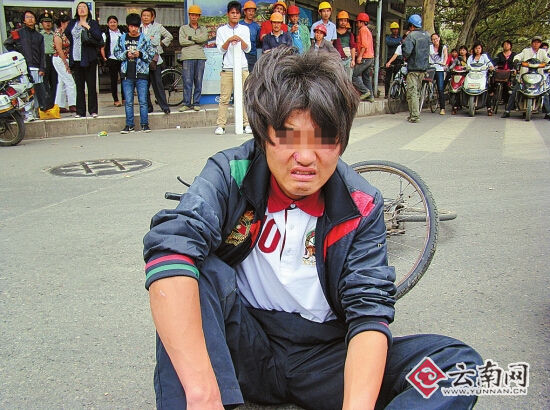 还是右脚踝，表情一样痛苦