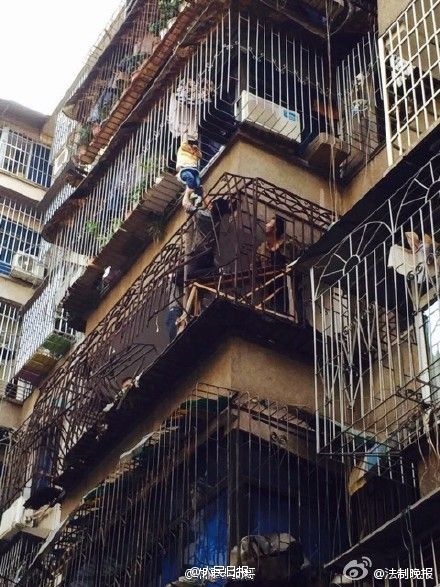 消防员将女孩救起