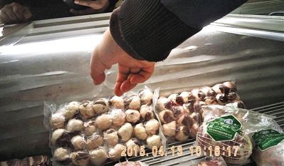 北京西南郊市场，一个批发摊位的货品展示冰箱里，摆的袋装“包油”腰子。这些“包油”腰子产自河北，系“净腰”和羊油黏合而成。