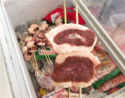 藁城区九门村一烧烤用品店制作好的“包油”腰子。油和腰子结合较整齐，没有“原油”的自然。