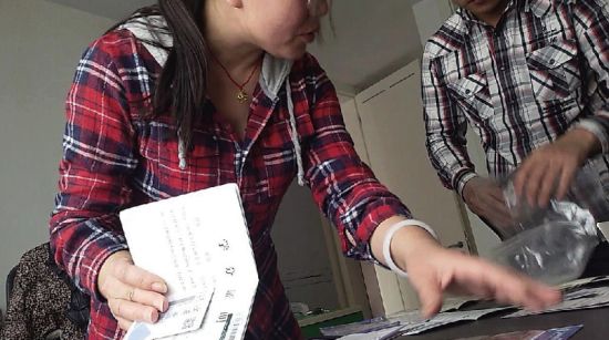 ▲在福奥来(北京)国际广告有限公司的办公地点，业务人员正在给记者拿医学学分证书