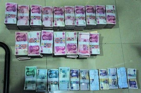 警方缴获犯罪嫌疑人随身携带的现金175万