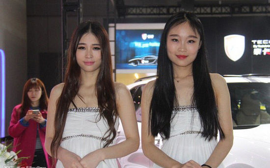 礼仪小姐着装也由车商统一提供