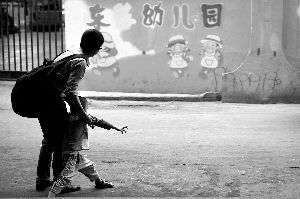 东基幼儿园门口，小浩伸直小手哀求爸爸：“不要带我进去。”信息时报记者 陈引 摄