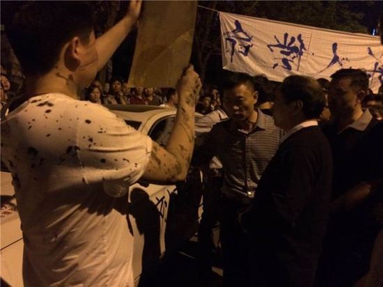 家属取出车内警官证，被围观群众狂拍