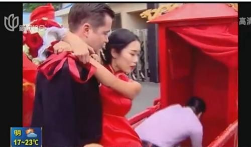 新郎抱着新娘上花轿