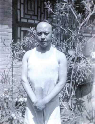 李苦禅（1899—1983）现代书画家、美术教育家。山东高唐人，原名李英杰，后改名英，字励公。抗战时期，为中共晋察冀中央局社会部黄浩地工组成员。新中国成立后，任民族美术研究所研究员、中央美术学院教授、中国美术家协会理事、全国政协委员。