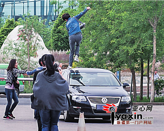 就在王先生的同事驾车准备携带王父离开时，几名情绪激动的爱狗人士突然追上前去，其中一名男子甚至跳到车头上，走上车顶猛地跺了两脚