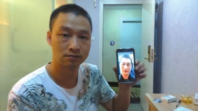 黄庆和远在俄罗斯的二哥黄立通视频电话。